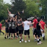 Spieler vom TSC Kamen lassen den Trainer hochleben.