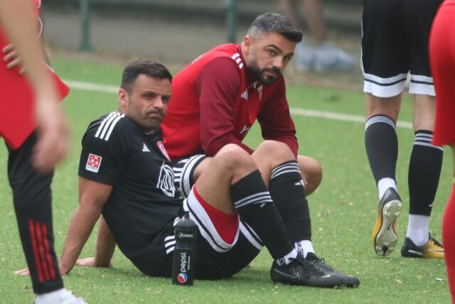 Serdar Bingöl und Youssef Yesilmen sitzen nach dem Abstieg des Lüner SV enttäuscht am Boden.