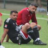 Serdar Bingöl und Youssef Yesilmen sitzen nach dem Abstieg des Lüner SV enttäuscht am Boden.
