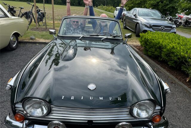 Günther Goldstein und sein Bruder Jürgen sitzen in Günthers Oldtimer, einem Triumph TR4.