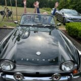 Günther Goldstein und sein Bruder Jürgen sitzen in Günthers Oldtimer, einem Triumph TR4.