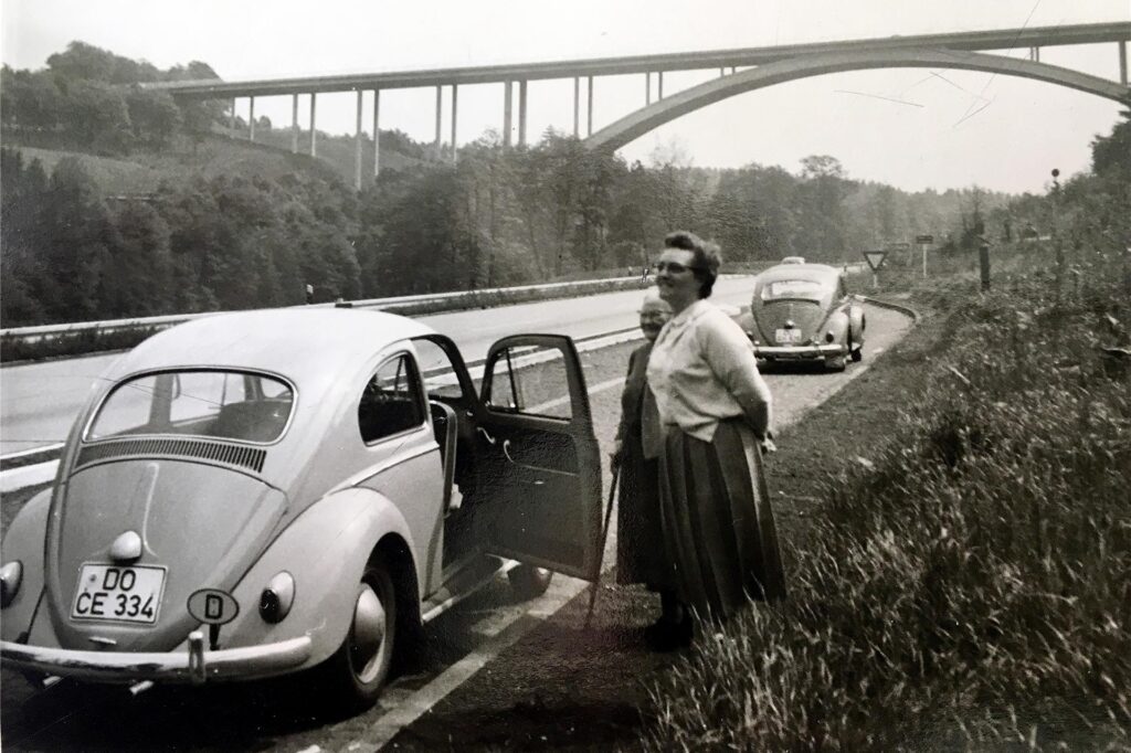 Das Familienauto: Der Käfer, Standartgrau, 30 PS, Baujahr 1954, hatte 3.990 D-Mark gekostet. Den hatte Günther Goldstein 1967 bekommen, als er Student war.
