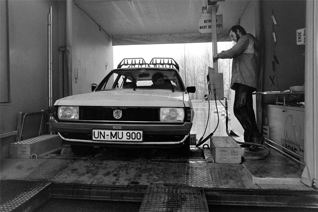 Auch wenn er sich einiges selbst angeeignet hat. In der Regel hatte Günther Goldstein seine Autos immer nur von Fachleuten warten und reparieren lassen.