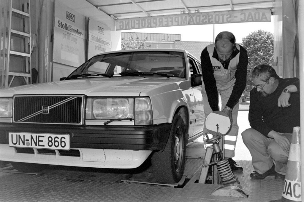 Auch eines Von Günther Goldsteins Autos, das der ADAC hier prüft.