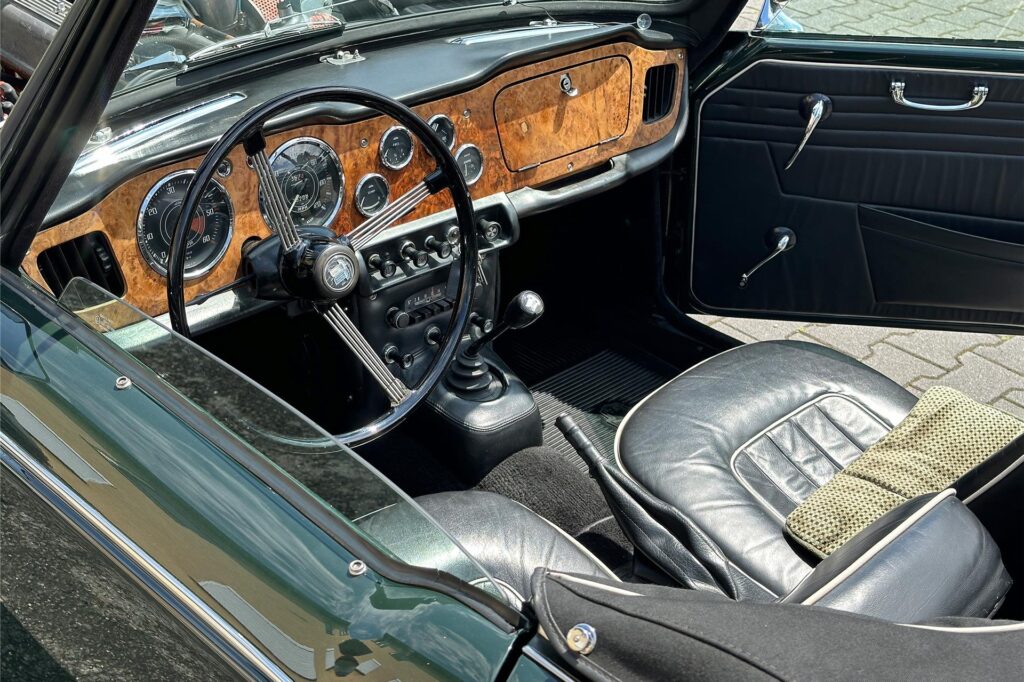 Nicht gerade rückenfreundlich: Man sitzt tief im Triumph TR4.