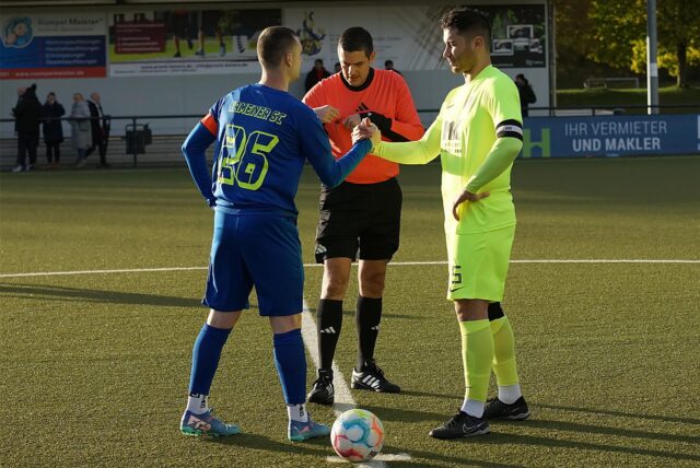 Kevin Lehmann (KSC in Blau) und Yasin Sahin (ESS). In der Mitte Schiedrichter Marcel Mondring.