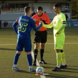 Kevin Lehmann (KSC in Blau) und Yasin Sahin (ESS). In der Mitte Schiedrichter Marcel Mondring.