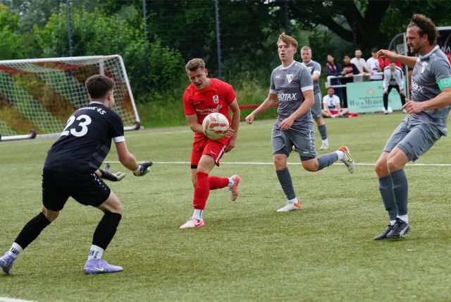 Jesper Böhne (RWU in Rot) kommt hier gegen PSV-Keeper Jendrik Risthaus zu spät.