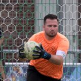 Niklas Dvorak hält einen Ball in der Hand.
