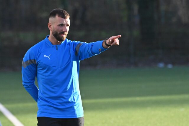 Hasan Ekici gibt seiner Mannschaft Anweisungen