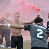 Zwei Spieler des TSC Kamen feiern den Aufstieg.
