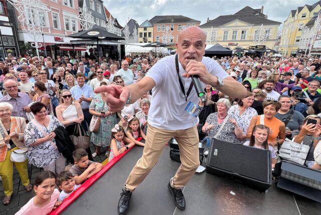 Bruno Zarrella  steht bei der Festa Italiana auf dem Markt in Unna auf der Bühne.