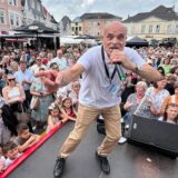 Bruno Zarrella  steht bei der Festa Italiana auf dem Markt in Unna auf der Bühne.