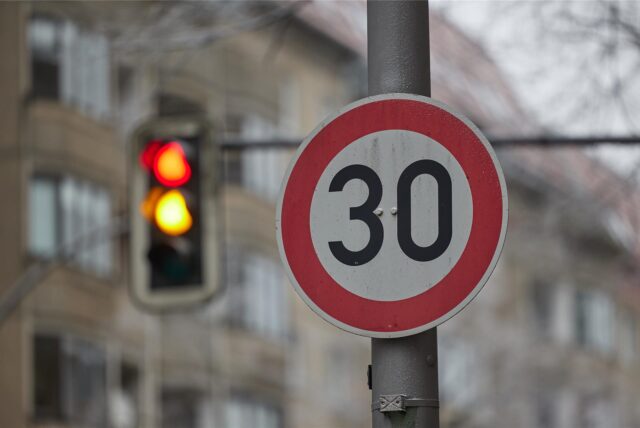 Ein Schild weist Autofahrer auf der Torstraße auf Tempo 30 hin.