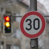 Ein Schild weist Autofahrer auf der Torstraße auf Tempo 30 hin.