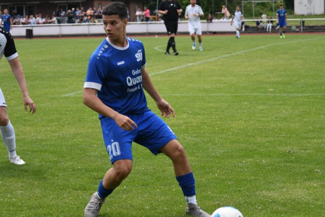 Dimitrios Chatzidimitriou führt den Ball