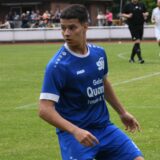 Dimitrios Chatzidimitriou führt den Ball