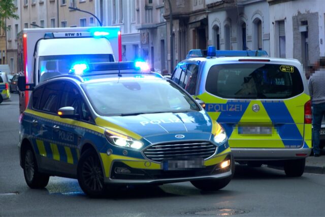 Einsatzfahrzeuge von Polizei und Rettungsdienst in der Dortmunder Nordstadt.