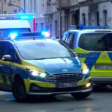 Einsatzfahrzeuge von Polizei und Rettungsdienst in der Dortmunder Nordstadt.