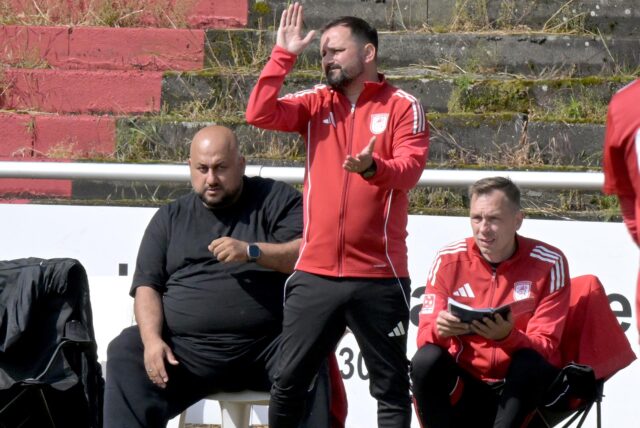 Reza Hassani, Giovanni Schiattarella und Dennis Wegner beobachten ein Spiel, Schiattarella gestikuliert