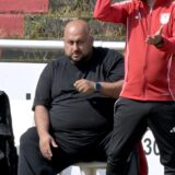 Reza Hassani, Giovanni Schiattarella und Dennis Wegner beobachten ein Spiel, Schiattarella gestikuliert