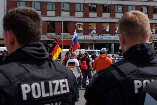 Demonstranten vom Bündnis „Gemeinsam für Deutschland“ stehen während einer Demonstration hinter der Polizei.