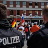 Demonstranten vom Bündnis „Gemeinsam für Deutschland“ stehen während einer Demonstration hinter der Polizei.