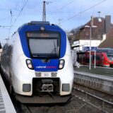Ein Zug steht im Bahnhof.