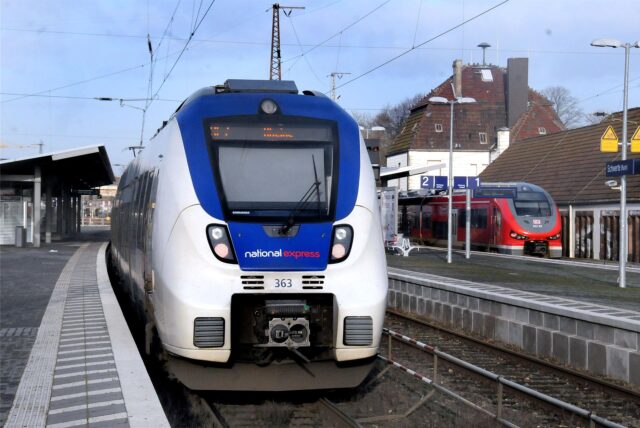 Ein Zug steht im Bahnhof.