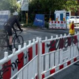 Ein Radfahrer sitzt auf seinem Rad und möchte über die Straße fahren.