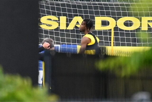 Carney Chukwuemeka schaut zur Seite.