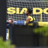 Carney Chukwuemeka schaut zur Seite.