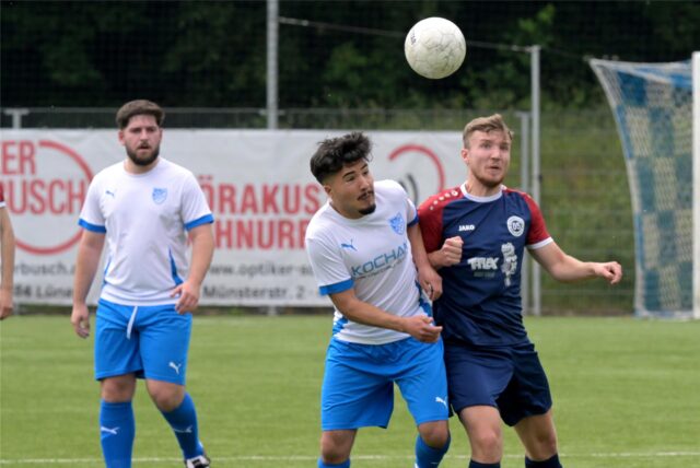 Spieler schauen auf den Ball.