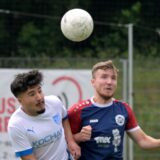 Spieler schauen auf den Ball.