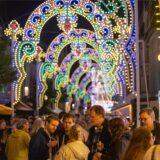Menschen flanieren bei Einbruch der Dunkelheit über das Gelände der Festa Italiana in Unna.
