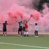 Fünf Spieler vom TSC Kamen feiern mit Pyro.