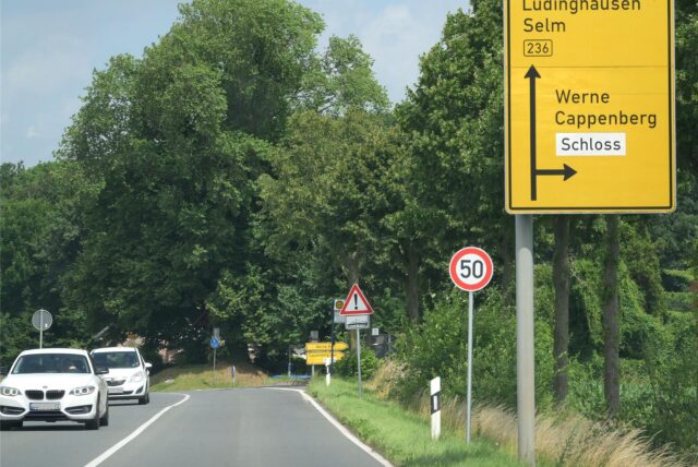 Idyllisch im Grünen liegt der Raser-Hotspot zwischen Bork und Lünen. An dieser Stelle steht zwar seit Juni 2024 ein Tempo-50-Schild. Es hält sich aber so gut wie niemand daran – trotz des Hinweises auf erhöhte Unfallgefahr.