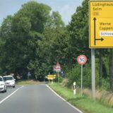 Idyllisch im Grünen liegt der Raser-Hotspot zwischen Bork und Lünen. An dieser Stelle steht zwar seit Juni 2024 ein Tempo-50-Schild. Es hält sich aber so gut wie niemand daran – trotz des Hinweises auf erhöhte Unfallgefahr.