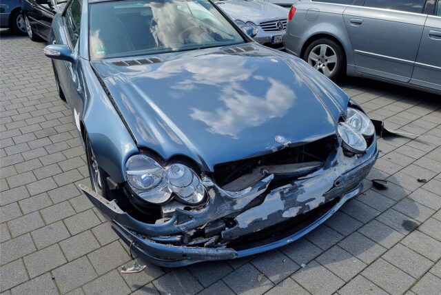 Ein Auto mit Totalschaden.