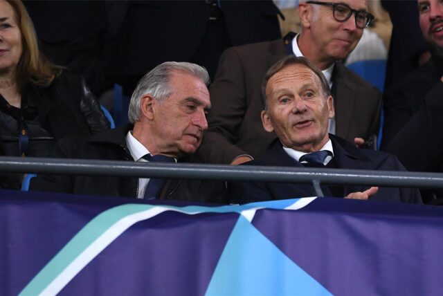 Hans-Joachim Watzke sitzt neben Dr. Reinhold Lunow.