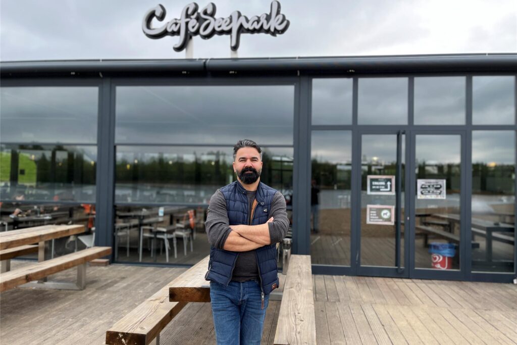 Okay Sen, Betreiber des Café Seepark