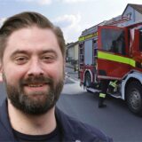 Jens Toschläger steht in einer Bildmontage vor einem Feuerwehrfahrzeug der Stadt Bergkamen.