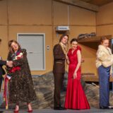 In Abendgarderobe posiert Marthalers „Gipfel“-Crew für einen imaginären Fotografen, v.l. Raphael Clamer, Charlotte Clamens, Lukas Metzenbauer, Liliana Benini, Federica Fracassi und Graham Valentine.