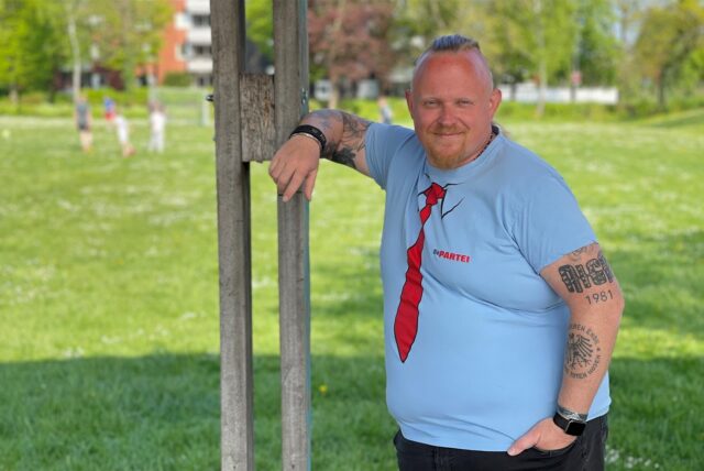 Jens Röpenack steht an einen Baum gelehnt auf einer Wiese.