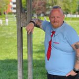 Jens Röpenack steht an einen Baum gelehnt auf einer Wiese.