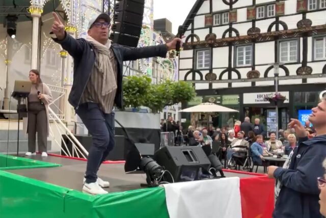Zum Abschluss der Festa Italiana 2025 sangen Gianpiero und Vanessa auf dem Markt.