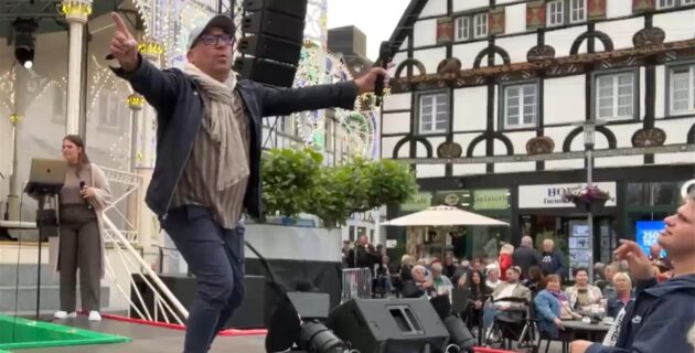 Zum Abschluss der Festa Italiana 2025 sangen Gianpiero und Vanessa auf dem Markt.