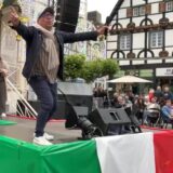 Zum Abschluss der Festa Italiana 2025 sangen Gianpiero und Vanessa auf dem Markt.