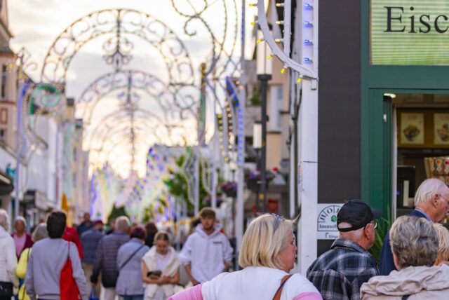 Die Festa Italiana 2025 in Unna geht zu Ende: Am „Domenico-Tag“ feiern Menschen ein letztes Mal zu Live-Musik auf dem Markt und genießen die festliche Illumination.