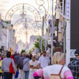 Die Festa Italiana 2025 in Unna geht zu Ende: Am „Domenico-Tag“ feiern Menschen ein letztes Mal zu Live-Musik auf dem Markt und genießen die festliche Illumination.